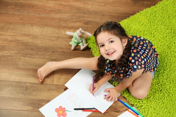Kleines Mädchen zeichnet Bild — Stockfoto