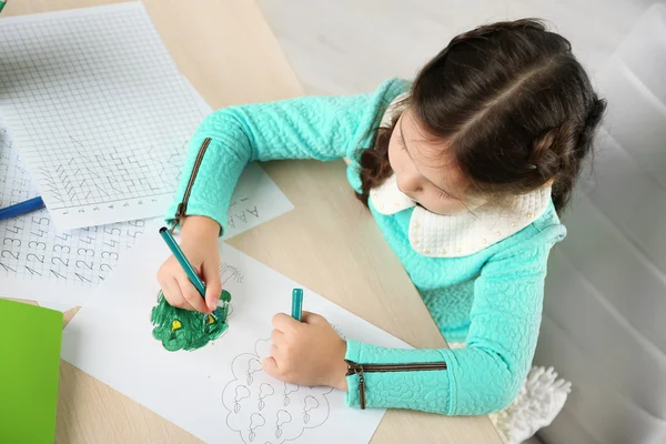 Linda niña haciendo su tarea —  Fotos de Stock