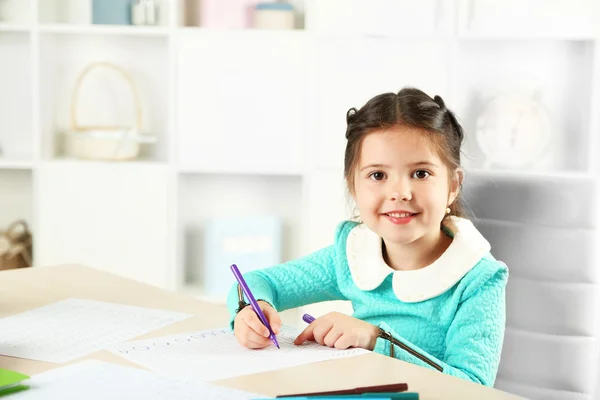 Cute little girl doing her homework — Stock Photo, Image