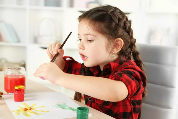 Schattig klein meisje schilderij foto — Stockfoto