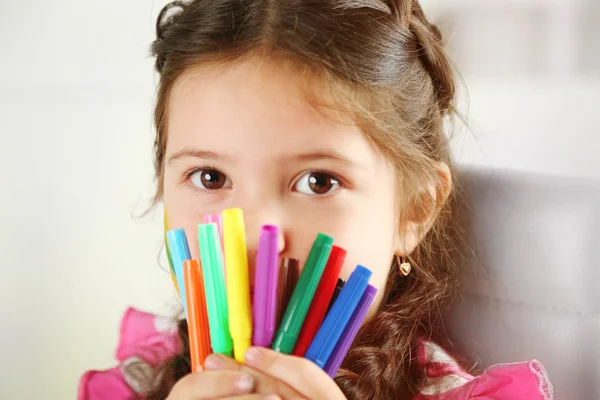 Roztomilá holčička s barevné pastelky — Stock fotografie