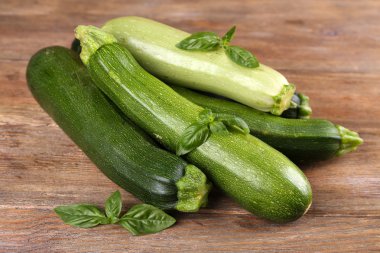 Taze kabak kabak ve ahşap masa üzerinde fesleğen ile yakın çekim