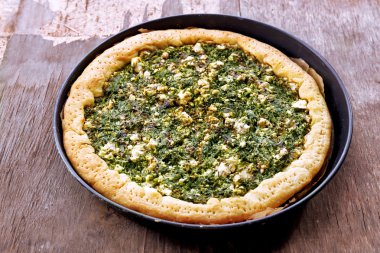 Ispanaklı masada açık pasta