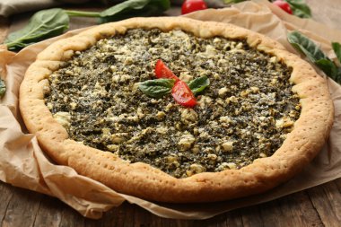 Ispanaklı masada açık pasta