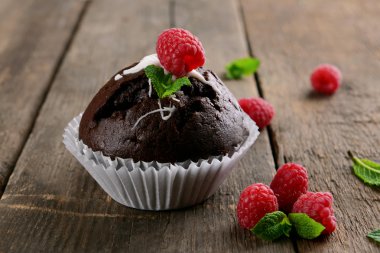 Ahşap masa üzerinde çilek ile lezzetli çikolatalı kek yakın çekim