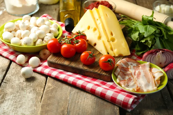 Ingredienti alimentari per cucinare in tavola da vicino — Foto Stock