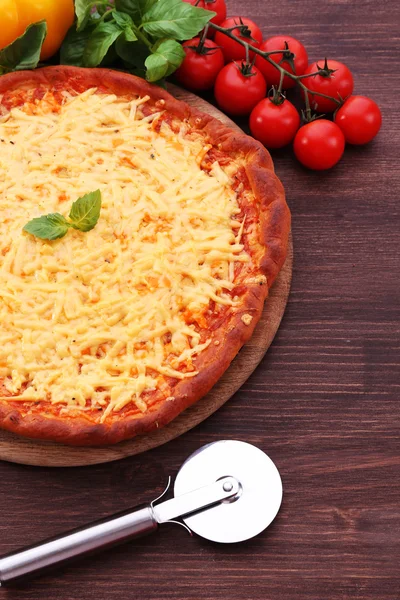 Pizza de queijo com legumes na mesa de perto — Fotografia de Stock