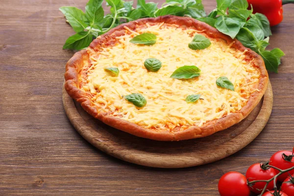 Pizza de queijo com legumes na mesa de perto — Fotografia de Stock