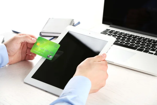 Homem segurando cartão de crédito e tablet — Fotografia de Stock