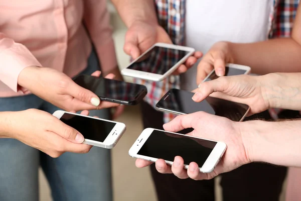 Mãos segurando telefones celulares — Fotografia de Stock