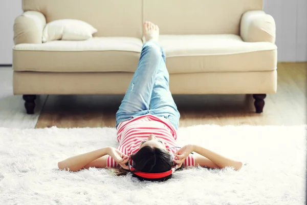 Vrouw die muziek luistert in een hoofdtelefoon — Stockfoto