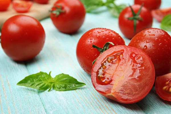Свежие помидоры черри с базиликом — стоковое фото