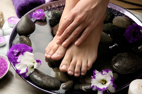 Pieds féminins au spa pédicure — Photo