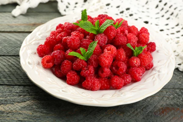 Sweet raspberries on plate — Stock Photo, Image