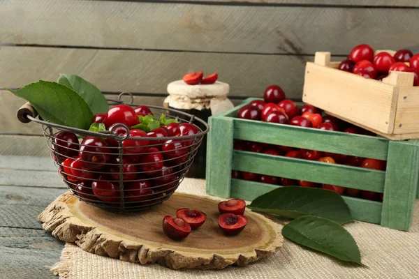 Sweet cherries in basket — Stock Photo, Image