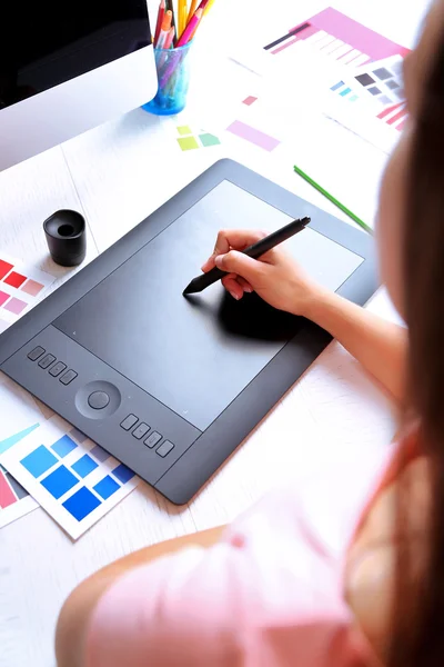 Kunstenaar puttend uit grafisch tablet pc — Stockfoto