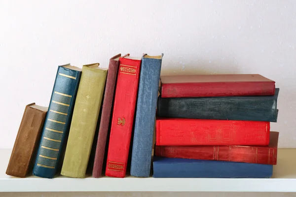 Alte Bücher im Regal, Nahaufnahme — Stockfoto