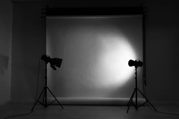 Fotostudio met verlichtingsapparatuur — Stockfoto