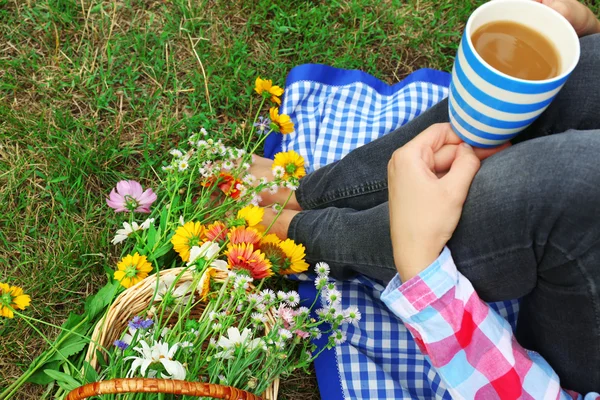 Giovane donna con tazza di caffè — Foto Stock