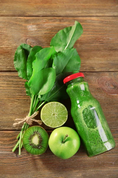 Jugo verde saludable con frutas y hierbas en la mesa de madera de cerca —  Fotos de Stock