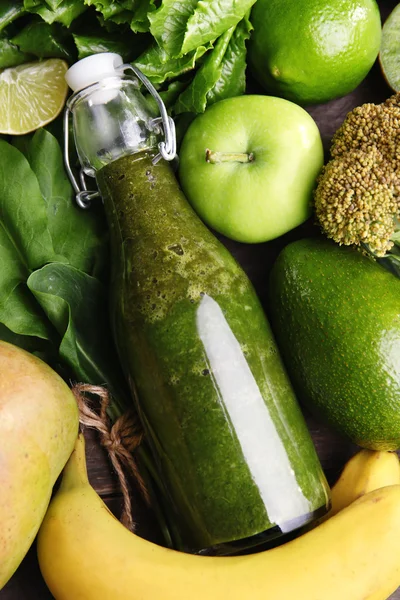 Groene gezond vruchtensap met groenten en fruit close-up — Stockfoto