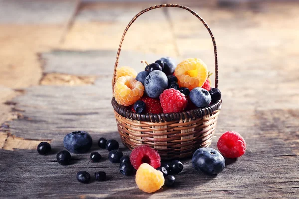 木製のテーブル上のバスケットの甘いおいしい果実をクローズ アップ — ストック写真