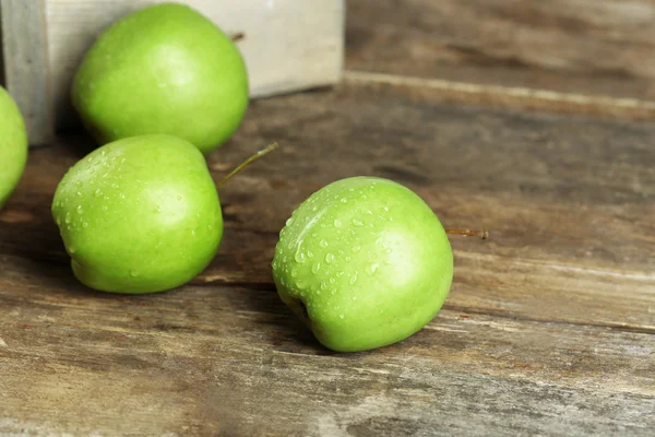 Manzanas verdes maduras en la mesa de madera de cerca —  Fotos de Stock