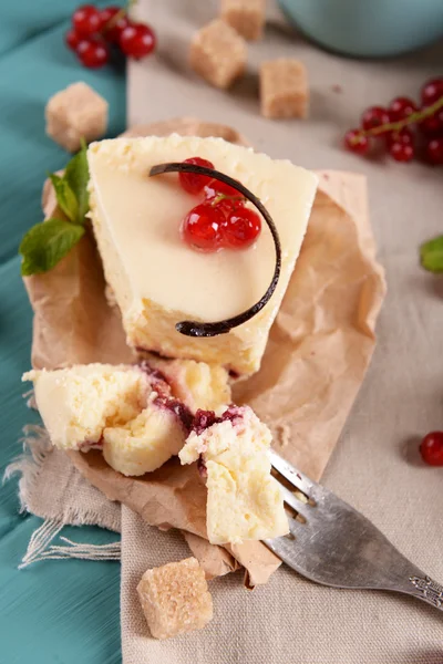 Smakelijke cheesecake met bessen op tafel close-up — Stockfoto