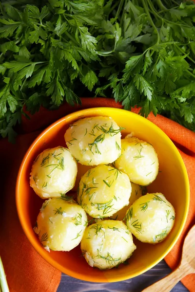 Patate bollite con verdi in boccia su tavolo da vicino — Foto Stock