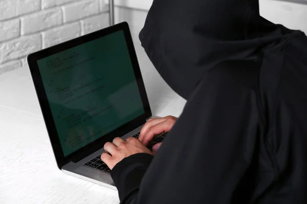 Хакер з ноутбуком — стокове фото