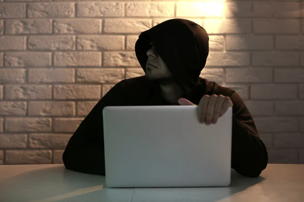 Хакер с ноутбуком — стоковое фото