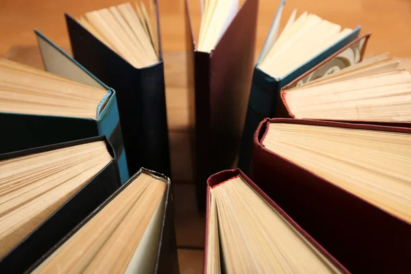 Cuore di libri, su sfondo di legno — Foto Stock