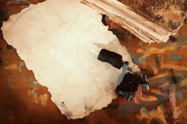 Eski kağıt ile dövme makinesi