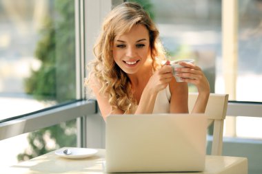 Dizüstü bilgisayarı olan genç kadın 