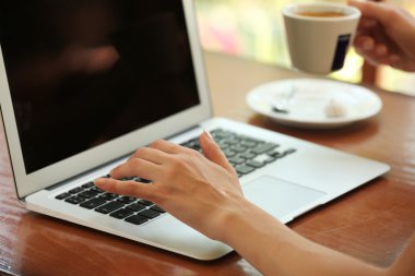 dizüstü bilgisayarda çalışan eller