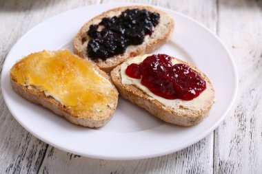 Taze ekmek tereyağı ve tablo farklı sıkışmaları ile yakın çekim