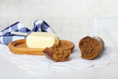 Taze ekmek ve tereyağı masada