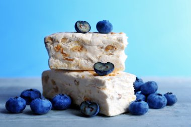 Yaban mersini ve fındık ile tatlı nuga