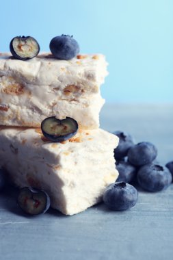 Yaban mersini ve fındık ile tatlı nuga