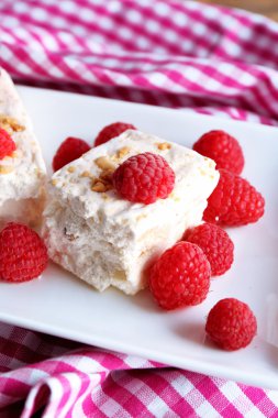 İle fındık ve ahududu tatlı nuga