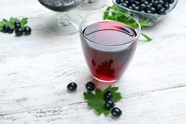 Frischer Johannisbeersaft mit Beeren — Stockfoto