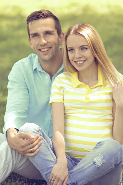 Jovem grávida com marido — Fotografia de Stock