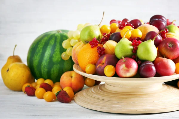 Högen av färska frukter och bär på trä bakgrund — Stockfoto