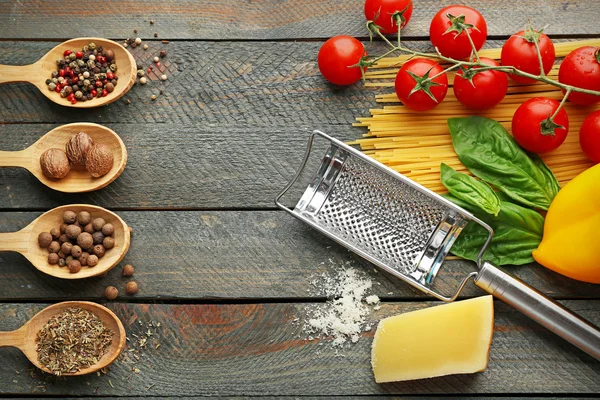 Spaghetti di pasta con pomodori, formaggio e basilico — Foto Stock