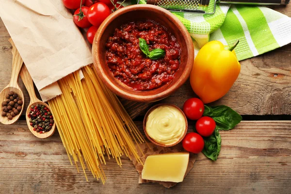 Makarna spagetti domates ile — Stok fotoğraf