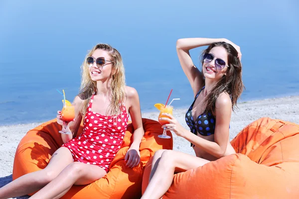 Due giovani ragazze che si godono cocktail — Foto Stock