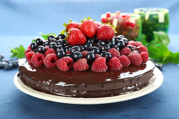 美味的巧克力蛋糕，与夏季莓 — 图库照片