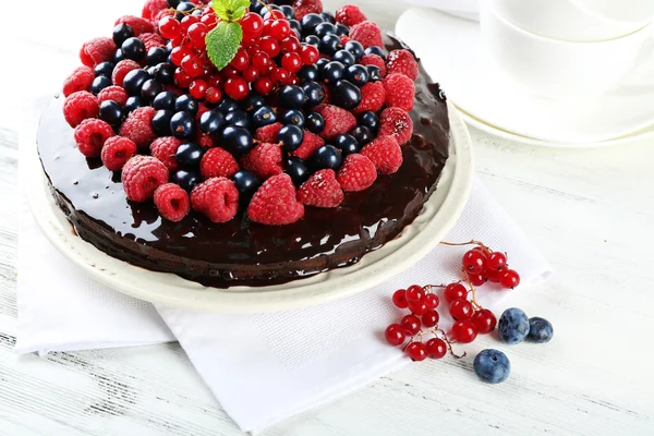 夏果実とおいしいチョコレート ケーキ — ストック写真