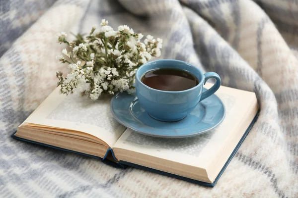 Blue cup of coffee with open book — Stock Photo, Image