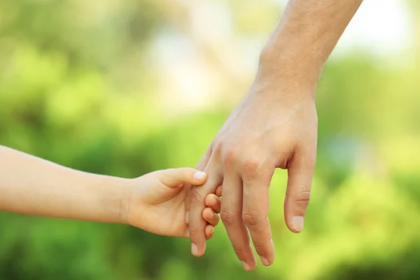 Pai e filha mãos — Fotografia de Stock